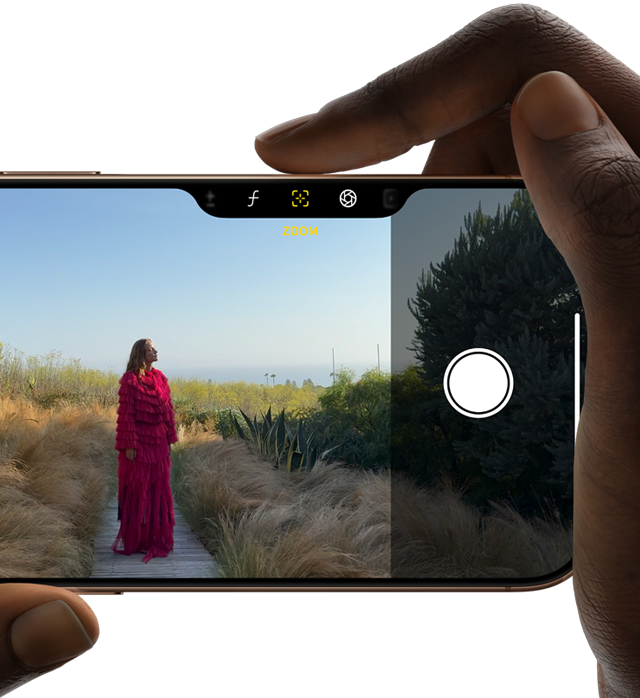 Un iPhone 16 Pro con il Controllo fotocamera; il dito destro dell’utente scorre lungo il bordo del telefono per regolare la profondità di campo