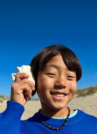 Una foto scattata con la fotocamera Fusion da 48MP, funzione ritratti di nuova generazione in uso, con il volto di una persona messo a fuoco