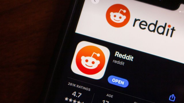 Reddit introduce la verifica degli account sospetti per combattere i bot AI