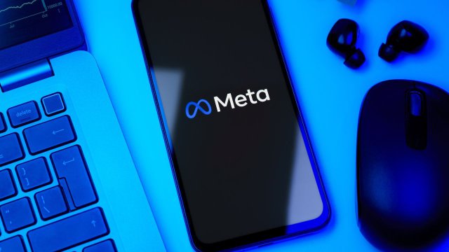 smartphone con logo Meta
