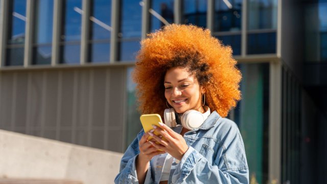 persona che usa iphone