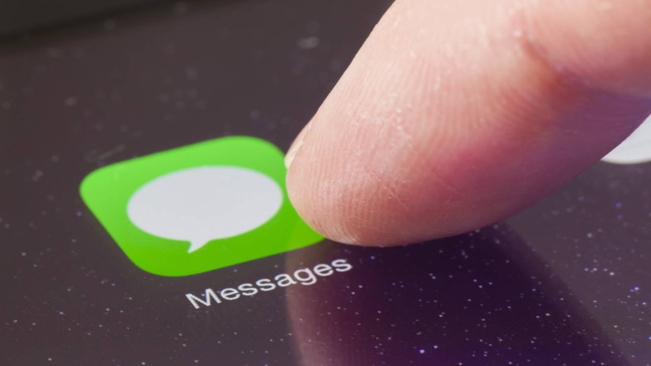 Come ascoltare e rispondere ai vocali su iPhone con messaggi di Apple