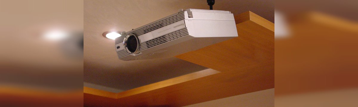 Una lampada da soffitto può essere anche un proiettore: ecco la