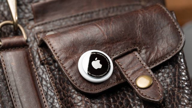 Airtag di Apple applicato sulla borsa