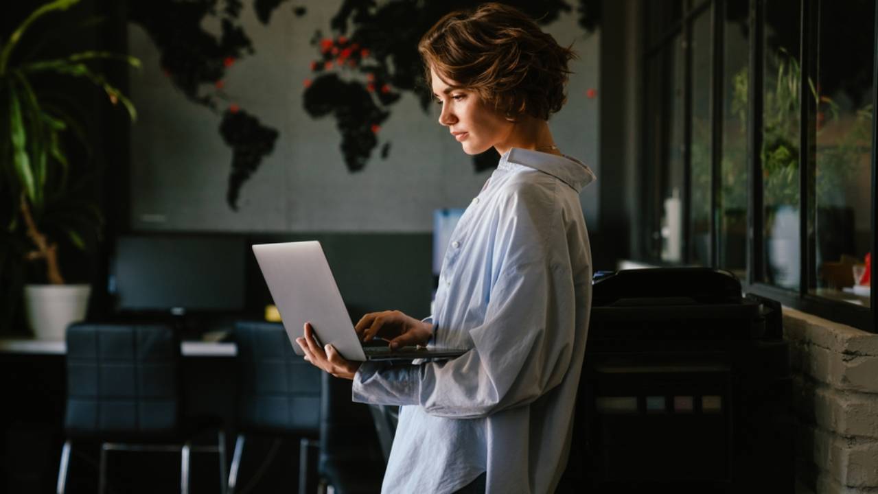 Donna al computer Donna al computer