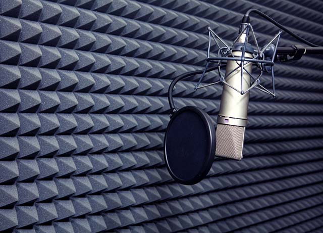 Microfono in una stanza isolata
